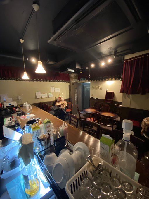 こんな感じのバー、、、結構広いな🤔 超緊張してきた。。。 https://t.co/mg8Wm2Ll1L