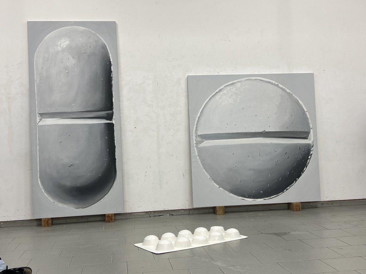 cristinamucciol's tweet photo. Allestimento di tesi di Pietro Coppi, un giovanissimo artista che riflette sulla gestione liquidatoria del dolore affidata ai soli farmaci, che assumono proporzioni monumentali, Pop, estetizzanti. Accademia di Brera, Pittura https://t.co/YNYs66ideB