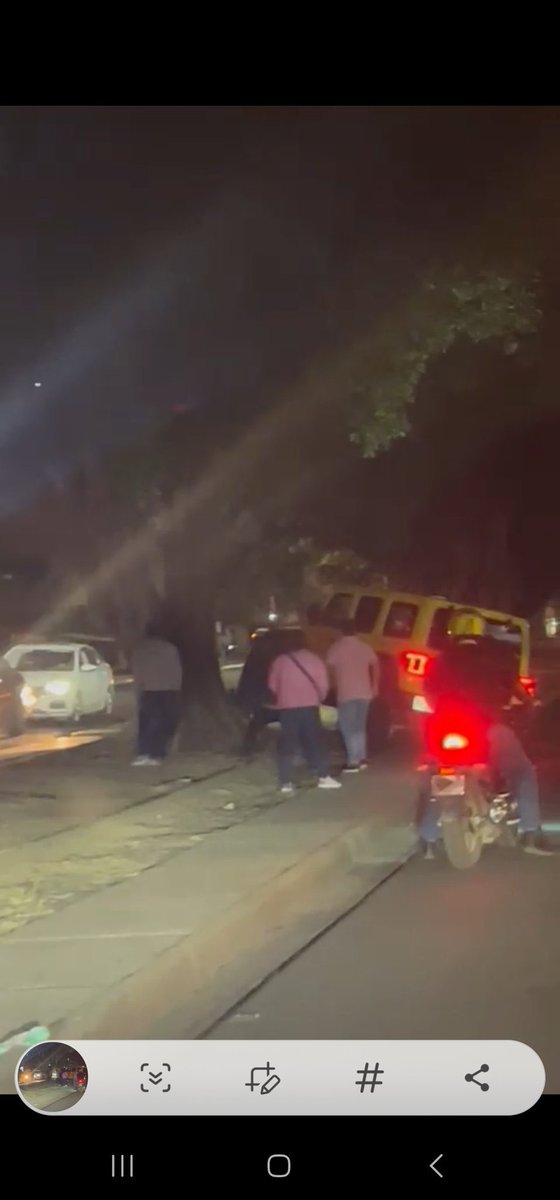 JoseGorH's tweet photo. Sobre periferico a la altura del Pitico antes d la libélula atropelló a una persona, en su huida se lanza contra una multitud que trató d detenerlo, se sube sobre las banquetas, un árbol y logra huir… https://t.co/nXxy1RFmNn
