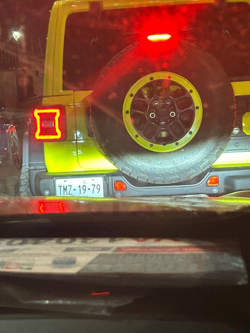 JoseGorH's tweet photo. Sobre periferico a la altura del Pitico antes d la libélula atropelló a una persona, en su huida se lanza contra una multitud que trató d detenerlo, se sube sobre las banquetas, un árbol y logra huir… https://t.co/nXxy1RFmNn