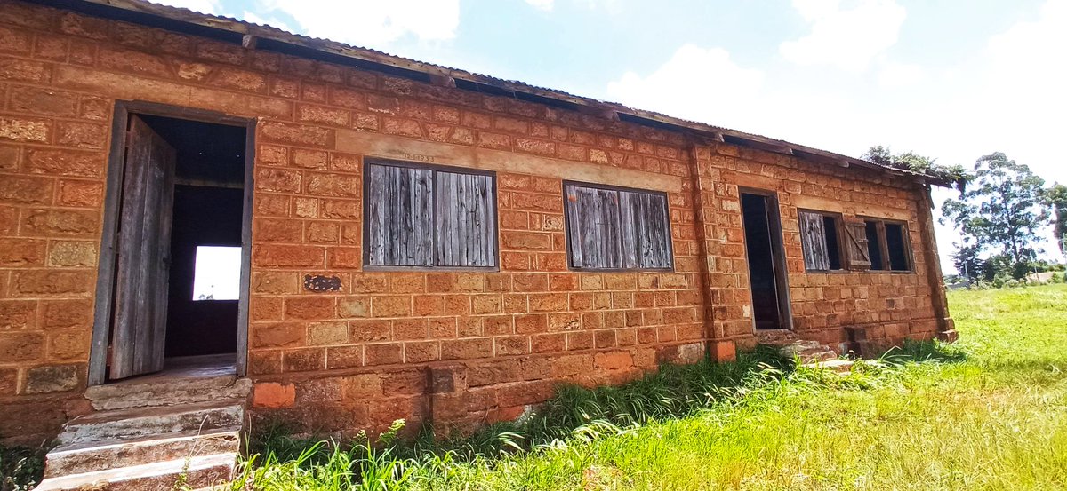 thatguykevo's tweet photo. A piece of Kenyan history, In the height of the Maumau uprising this 3 room block was built. It was the first school in the area. Mataara, Gatundu North. https://t.co/tTNA3TXllv
