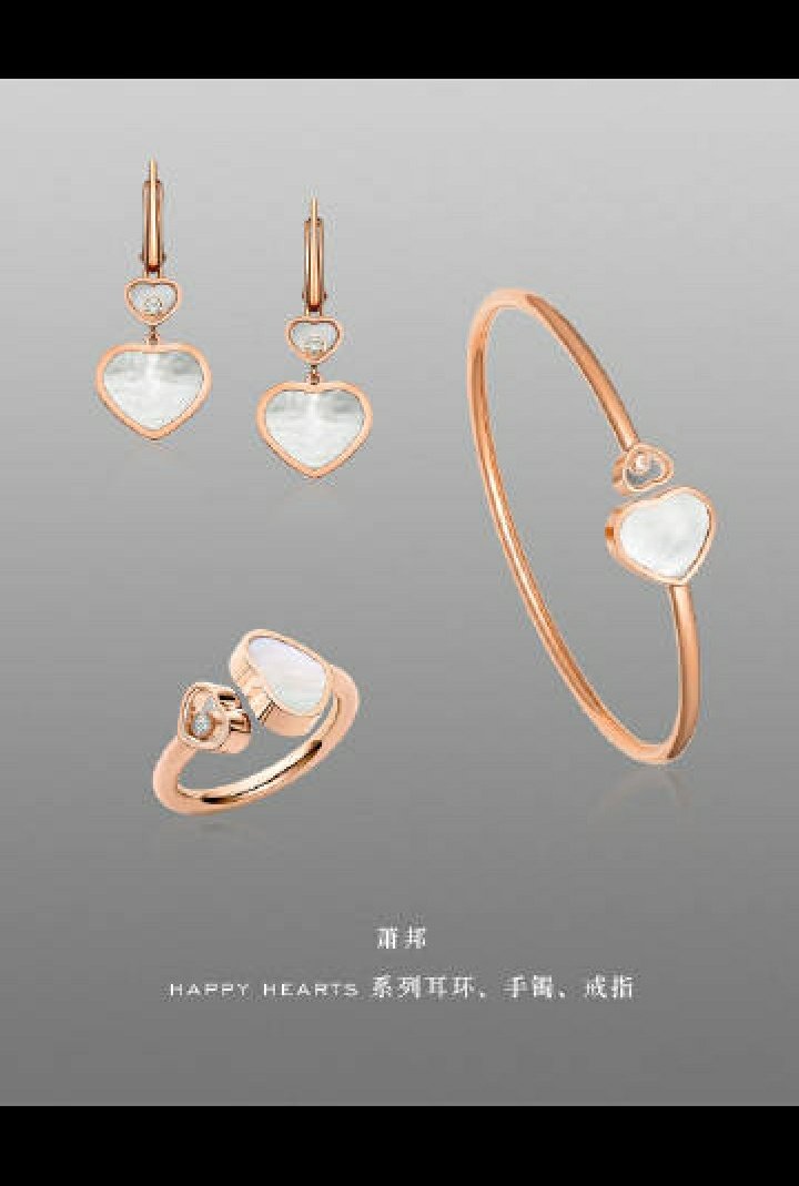 Ransommuckey's tweet photo. Chopard official weibo account
#StarsInChopard
#Chopard
#ChopardHappySport、#ChopardHappyHearts
#HarperBazaarxpfw
Iconic diamonds play on the wrist, rose gold highlights the warmth and brightness, and heart-shaped jewels add a touch of femininity.
#BaiLu https://t.co/jfSek7edmY