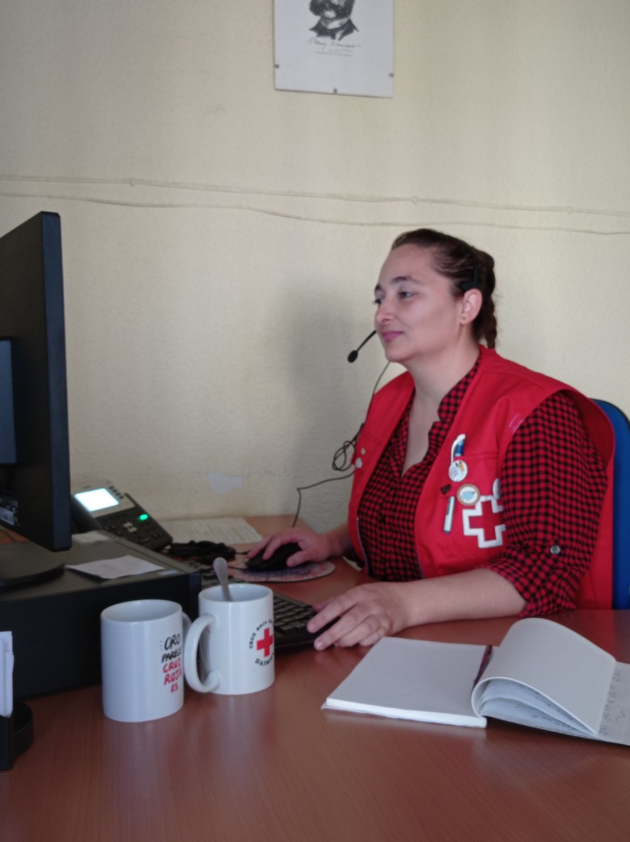 CruzRojaCReal's tweet image. Soledad es #voluntaria de Cruz Roja en #Daimiel y colabora llamando a personas mayores en distintas campañas. Actualmente trabaja la de la gripe, pero esa llamada va mucho más allá, pues supone también minutos de compañía para esas personas que se sienten solas.
#SerMejores