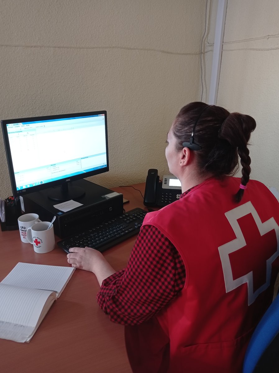 CruzRojaCReal's tweet image. Soledad es #voluntaria de Cruz Roja en #Daimiel y colabora llamando a personas mayores en distintas campañas. Actualmente trabaja la de la gripe, pero esa llamada va mucho más allá, pues supone también minutos de compañía para esas personas que se sienten solas.
#SerMejores