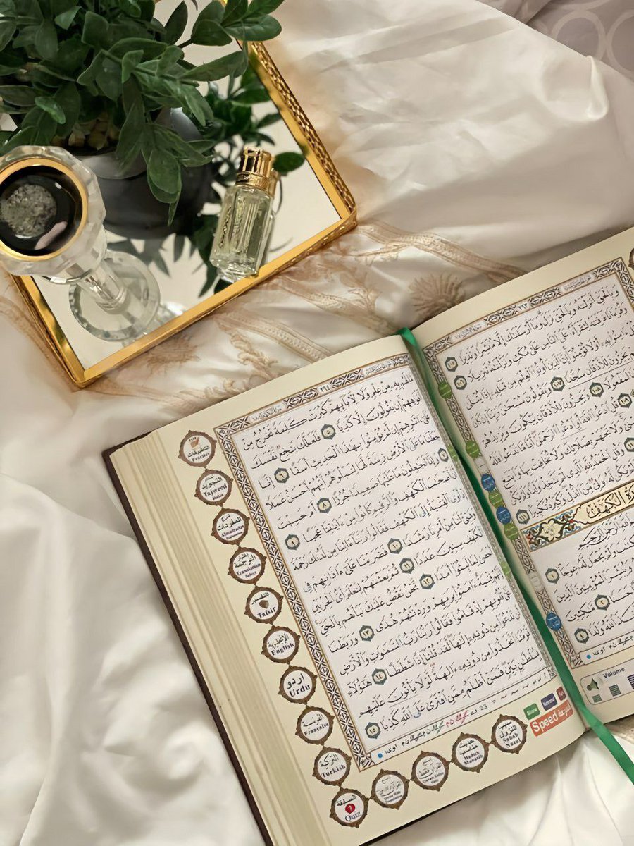 " يا جُمعةً  هَبَّتْ بها  النَسَماتُ
وتهادَتِ الأشذاءُ والنَفَحاتُ

فتَعطّرت  أرواحُنا بعبيرها
وتسامَتِ الأذكارُ والدعواتُ

من سورةِ الكهفِ اْرْتَشفنا بَلْسماً
لتَعُمَّنا  البَرَكاتُ والرَّحَمَاتُ 🤍.

#جمعة_مباركة
#يوم_الجمعة