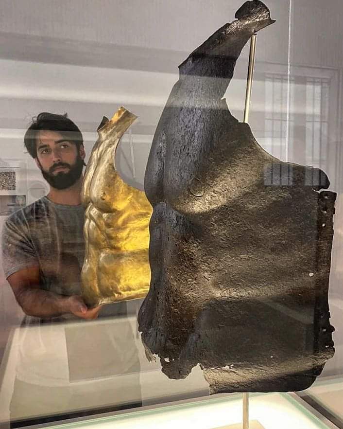 Coraza de Almuñécar.
La armadura de bronce (Púnica?) Del siglo III a.C. hallada en la cueva submarina del Jarro.
Esperó sumergida en el mar dos milenios para que pudiéramos disfrutar de esta obra de arte.