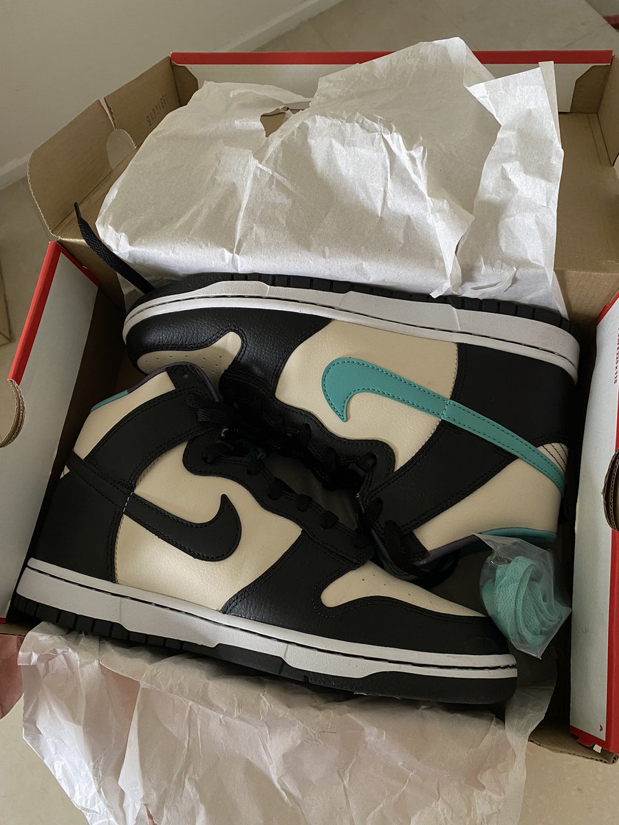 WTS NIKE DUNK HIGH RETRO (brand new in box, size 8.5 UK)

Helping a friend out, letting go cuz of wrong size and need urgent money 

Bought from official Nike store, got the receipt as well

Interested just pm me 👌🏻