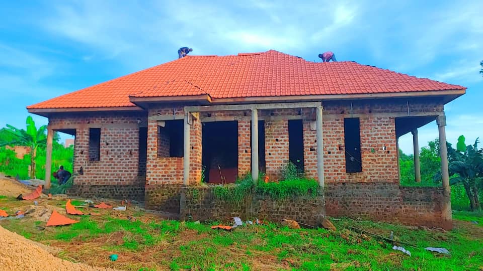 shukranproperty's tweet photo. @wekesa_amos @Ugandalodgesltd Shell House for sale in Nakasajja Gayaza road.
π© #4bedrooms #3bathrooms, sitting and dining rooms.
π© Seated on #20Decimals #90million ready title.
Call 0706592177 https://t.co/SBTcoCJYMw