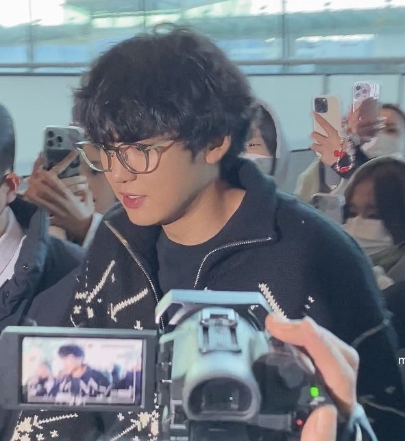 that's not exo chanyeol, that's the ferret club president don't mob him????