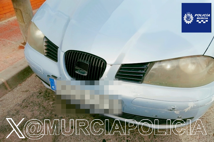 MurciaPolicia's tweet photo. Ayer, dotaciones del grupo GESC✍️ a dos varones que realizaban transporte de viajeros sin autorización, actuando como "Taxis ilegales", en #SanAndrés.
  
Los infractores transportaban pasajeros sin poseer título habilitante para ello. https://t.co/FwR5fHhG9g