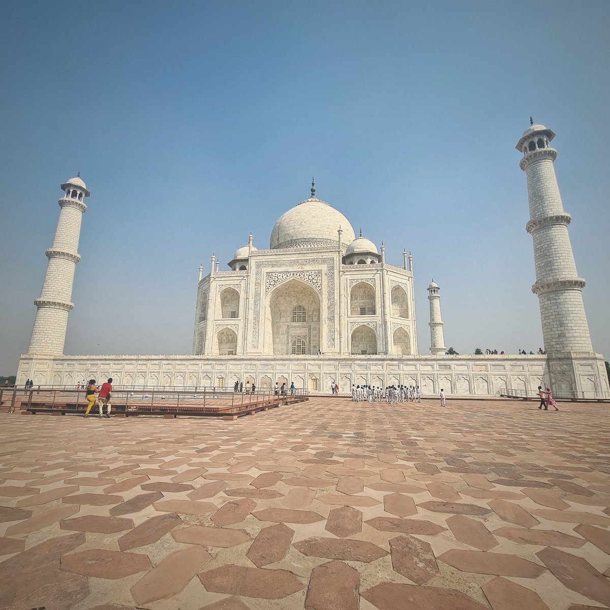 SonneUndSchnee4's tweet image. Otherworldly charm
magnificence in ivory white
a love lyric
a mourning ode
the Taj 

#vss365 #otherworldly #mughalarchitecture #architecture 

My 📸 
The Taj Mahal, Agra, India