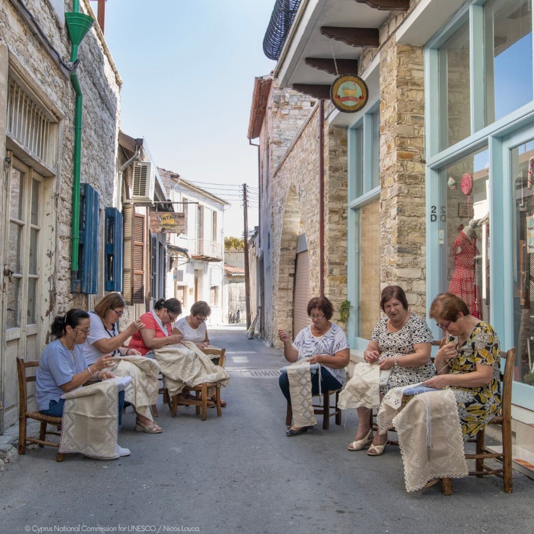 Elegance and tradition woven into every thread 🧵

#PhotoOfTheDay: Cyprus🇨🇾, Lefkara laces or Lefkaritika, inscribed on the <a href="/UNESCO/">UNESCO 🏛️ #Education #Sciences #Culture 🇺🇳</a> #IntangibleHeritage List in 2009.

on.unesco.org/46vUoUq #LivingHeritage