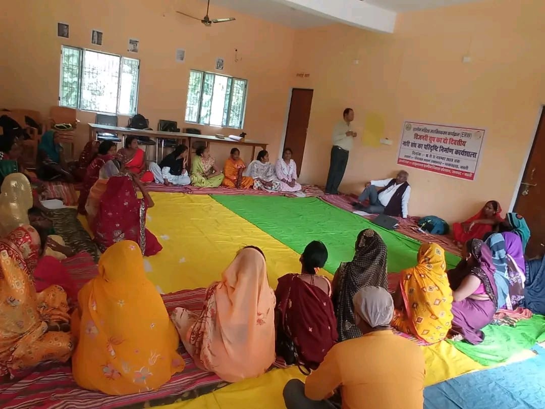 SadbhawnaBasti's tweet image. आज सद्भावना ग्रामीण विकास संस्थान बस्ती द्वारा आजाद नारी महा संघ  के अगुआ महिलाओ का  परि दृष्टि निर्माण, विजन डॉक्यूमेंट , तैयार करने पर समझ बनाई गई। जिससे आदर्श गांव,महिला हितैसी गांव,बाल विवाह मुक्त गांव, हिंसा और भेदभाव मुक्त समाज के उद्देश पूरे हो।
#empoweringwomen