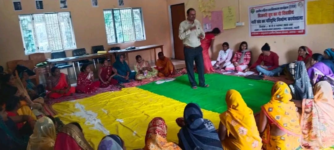 SadbhawnaBasti's tweet image. आज सद्भावना ग्रामीण विकास संस्थान बस्ती द्वारा आजाद नारी महा संघ  के अगुआ महिलाओ का  परि दृष्टि निर्माण, विजन डॉक्यूमेंट , तैयार करने पर समझ बनाई गई। जिससे आदर्श गांव,महिला हितैसी गांव,बाल विवाह मुक्त गांव, हिंसा और भेदभाव मुक्त समाज के उद्देश पूरे हो।
#empoweringwomen