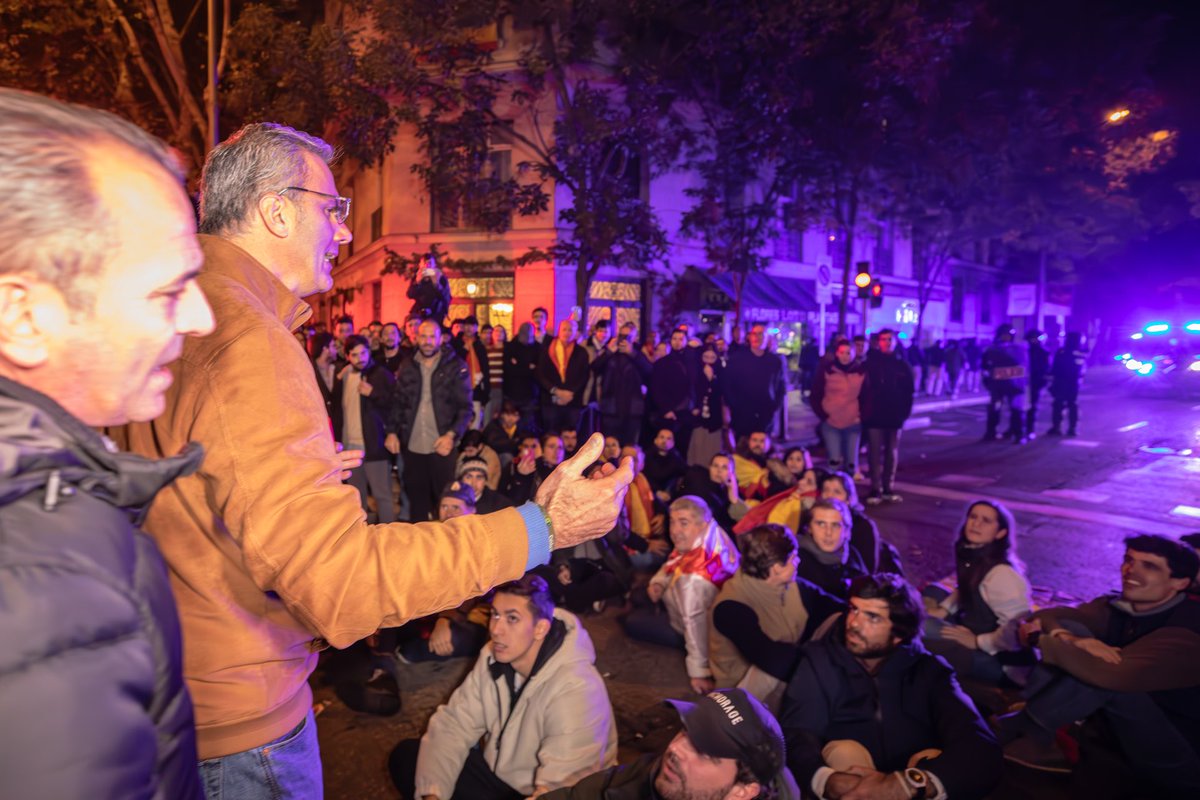 Ortega_Smith's tweet photo. El pueblo español saldrá a la calle cuantas veces sea necesario para defender la unidad nacional que quieren arrebatarnos.

Ayer, una noche más junto a los valientes jóvenes patriotas. #NoviembreNacional 🇪🇸 https://t.co/lX5ua9jBhV