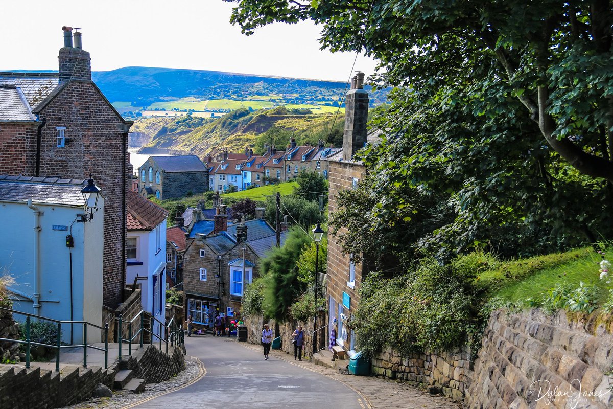 Surrounded by the natural beauty of the North Yorkshire Coast, we've compiled an epic guide of the best things to do in Robin Hood's Bay. @baytowncottages @robinhoodsbayuk @visitwhitby @discovercoast Read article below buff.ly/3Gt5nUp