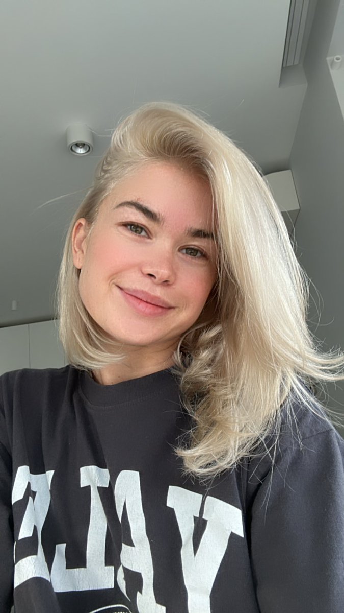 GolpertK's tweet photo. Good Morning Dears💄

Wish you an awesome Friday and a lovely weekend.❤️ On Monday, Im going to present one drop made in collaboration with my friend. Can u guess with whom?☺️ https://t.co/B2sR3H78Ms