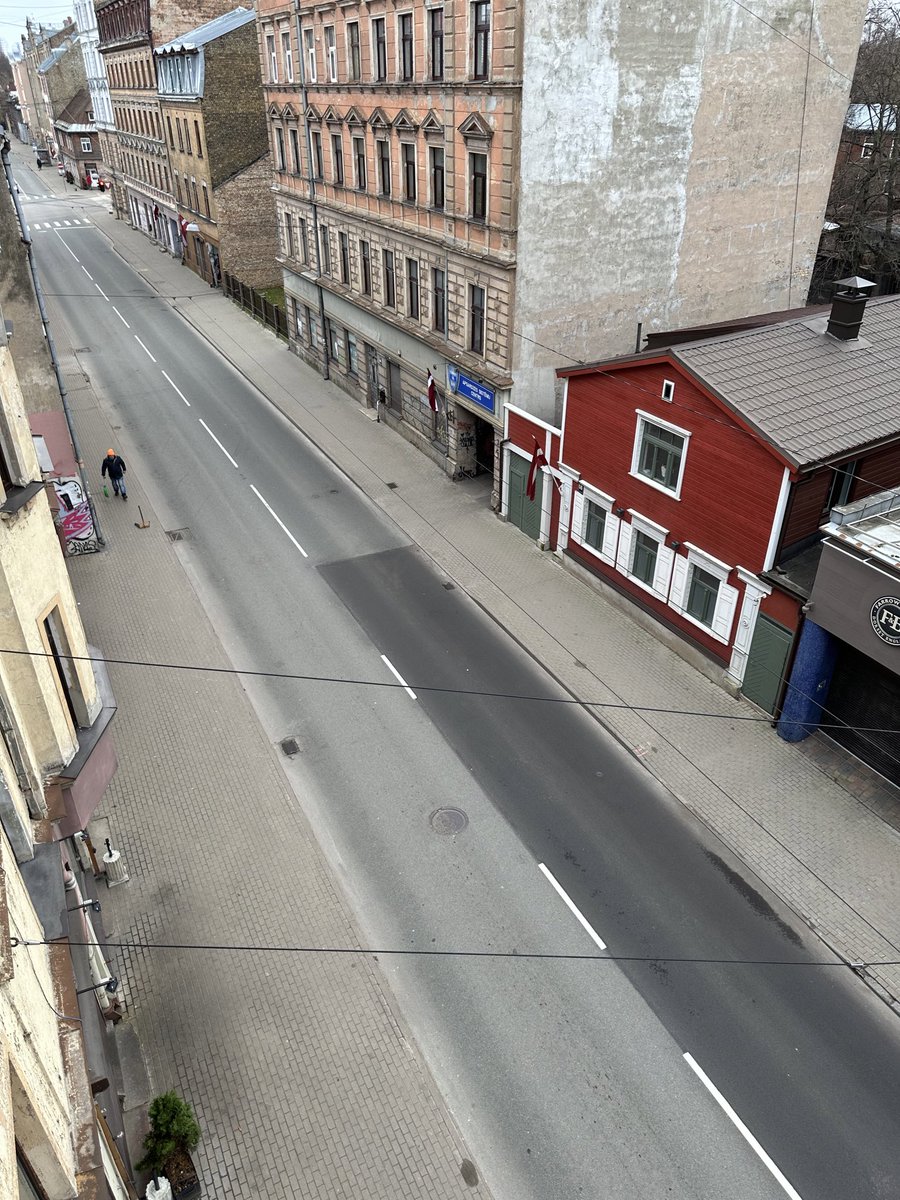 Kaspars Škinčs (@kasparsskincs) on Twitter photo Šorīt pētīju Avotu ielu visā tās garumā. Nesatiku nevienu autobraucēju. Vispār nevienu. Plkst. 10 no rīta.
Kādiem autobraucēju tūkstošiem <a href="/VilnisKirsis/">Vilnis Ķirsis</a> gatavo Rīgu - nav saprotams. Šorīt pētīju Avotu ielu visā tās garumā. Nesatiku nevienu autobraucēju. Vispār nevienu. Plkst. 10 no rīta.
Kādiem autobraucēju tūkstošiem <a href="/VilnisKirsis/">Vilnis Ķirsis</a> gatavo Rīgu - nav saprotams.
