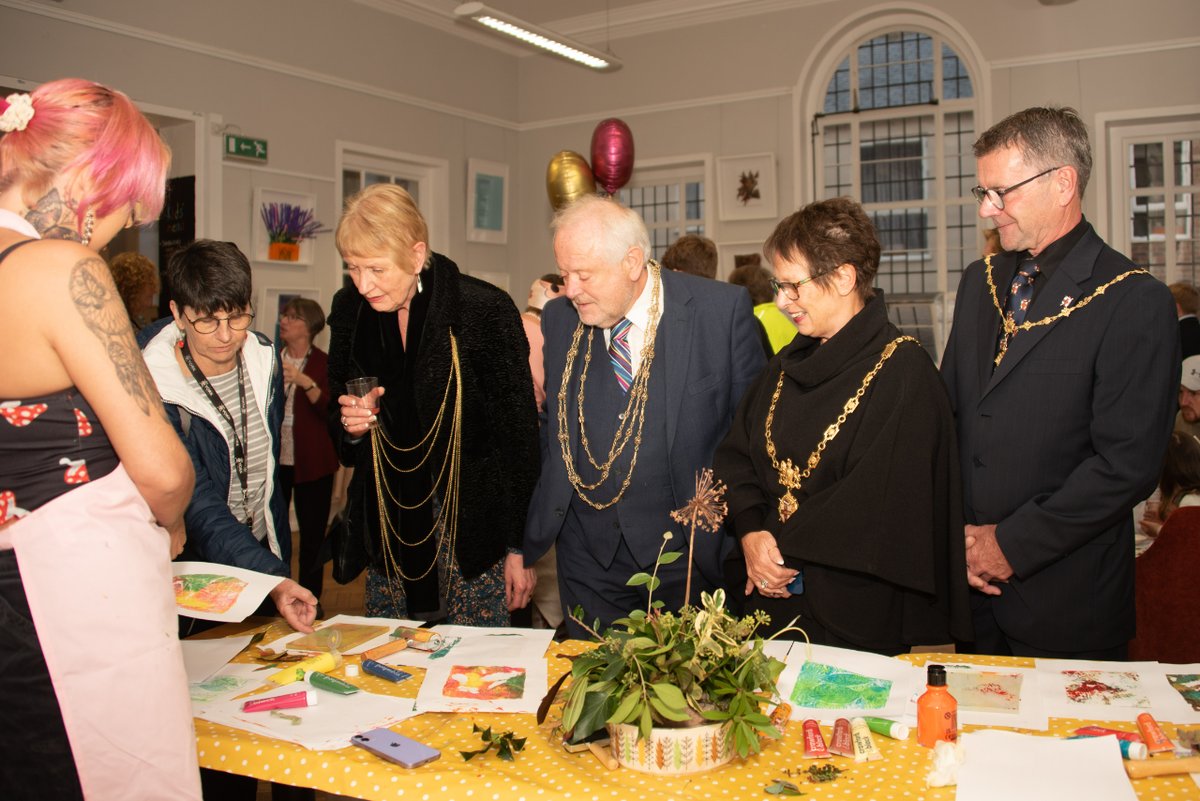 YorkLibrariesUK's tweet photo. The Lord Mayor &amp; Civic Party have seen the new 'This Is Us' group exhibition by the Creative Ways Project run by @dandelionarts1. It’s open to all in our #ExploreCafe @YorkExplore so do come along &amp; take a look. #LetsCreate #ExploreTogether @ace_thenorth
👉https://t.co/aq3czm37P2 https://t.co/6adyqJEBPK