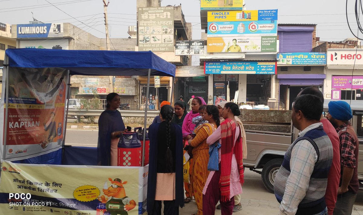 IndaneJLIDO's tweet photo. #Composite Promotion Kiosk Set up in #Baghapurana #Moga _ Consumers showing interest to know the Benefits Of these cylinders and details of the scheme are being briefed by Our Indane Staff.  On the counter connection release for #chhotu #5kgFTL  as well https://t.co/l3md2jkvHc