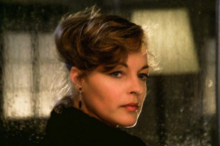 MehdiOmais's tweet image. #GardeAVue de Claude Miller vous harponne d’emblée par la précision du jeu, de l’écriture (Audiard) et du cadre. Un huis clos pluvieux où la tempête gronde dans le silence et les confrontations. Celle de Ventura et Schneider est sublime. Serrault immense.

Ce soir sur France 5.