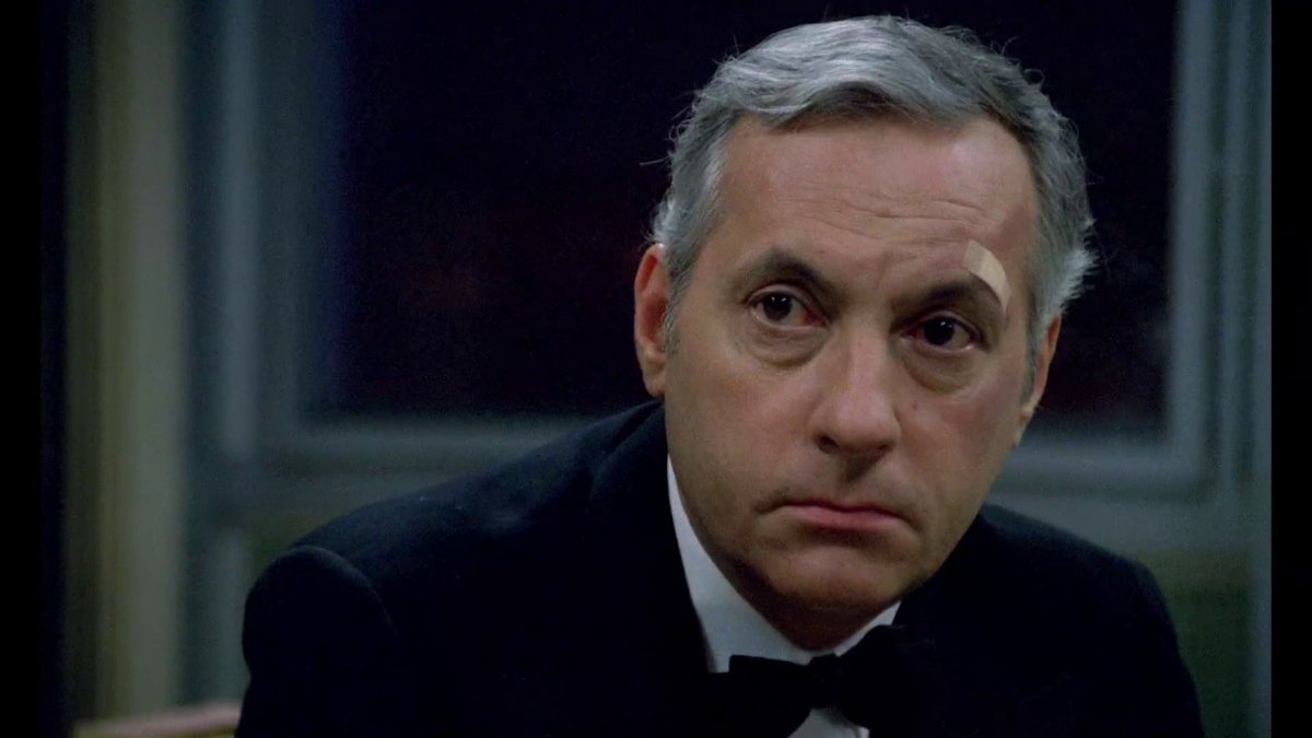 MehdiOmais's tweet image. #GardeAVue de Claude Miller vous harponne d’emblée par la précision du jeu, de l’écriture (Audiard) et du cadre. Un huis clos pluvieux où la tempête gronde dans le silence et les confrontations. Celle de Ventura et Schneider est sublime. Serrault immense.

Ce soir sur France 5.