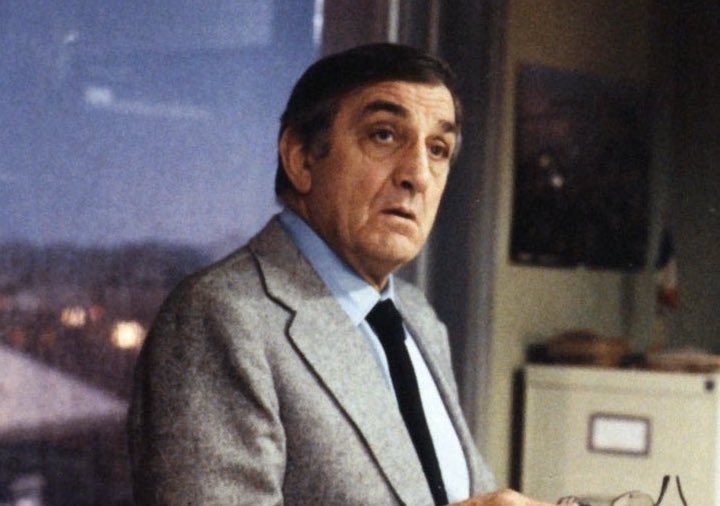 MehdiOmais's tweet image. #GardeAVue de Claude Miller vous harponne d’emblée par la précision du jeu, de l’écriture (Audiard) et du cadre. Un huis clos pluvieux où la tempête gronde dans le silence et les confrontations. Celle de Ventura et Schneider est sublime. Serrault immense.

Ce soir sur France 5.