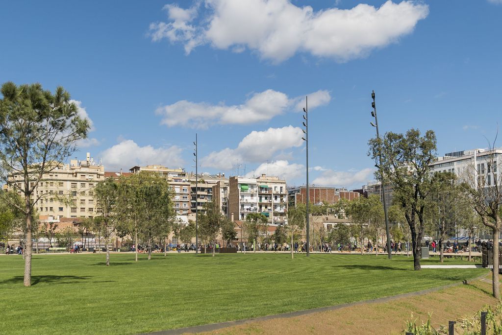 @Bcn_SantMarti 😍 I a les 11 h i a les 12:30 h...

🚶🏻♀️ Passejarem per conèixer quines solucions sostenibles s’han implementat en la transformació d’aquest històric nus viari.

Inscriu-te a la ruta! 👉🏽via.bcn/9JOv50Q8e2x

#EWWR23 #EWWRCat23 #BcnSostenible #XEAB