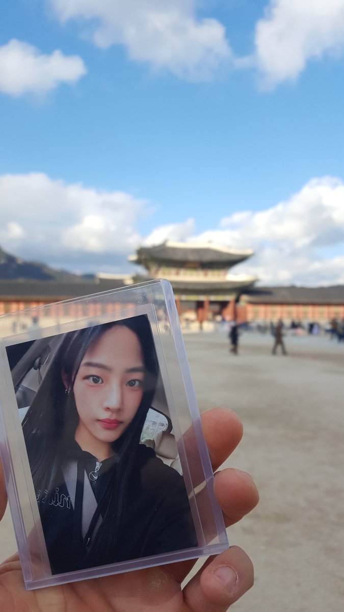 Bwane997341's tweet photo. 순국선열 행사로 서대문형무소에 방문했는데 식 중 첫눈으로 호국영령을 기리는 매우  뜻깊은 시간이었습니다.
그리고 민지와의 약속, 경복궁이 가까워서 다녀왔어요. 
마지막으로 운경고택까지. https://t.co/5yUbe2DDpe