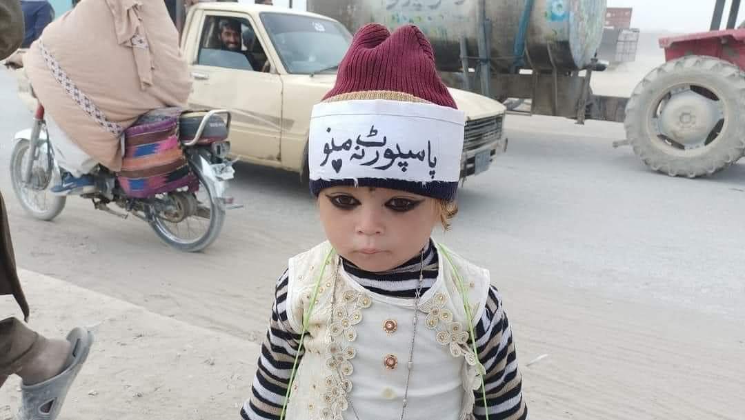 Moni_Kakar's tweet photo. HUNDREDS of Pashtun children marched in support of the Chaman sit-in, which has persisted for nearly a month against the Pakistani govt's visa &amp; passport policies for crossing the Pak-Afghan border . The resilient voices of PASHTUN must not ignored.
#AfghanRefugeesInPakistan https://t.co/7I4HPSjPeU