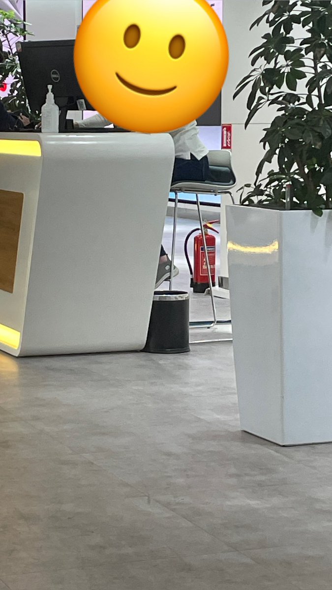 Мобикомын захирлууд нь ямар сандалтай вэ???

Харин энэ ажилтнууд өдөрт хэдэн цаг ажилладаг юм бол?

Харамсалтай нь гоё харагдах гэж хичээгээд ажилтнуудаа огт бодоогүй харгис загвар санагдлаа. 

Ямар тамлал биш дээ? Ийм сандал дээр 8 цаг яаж ажиллах вэ? Тархи дүүрээд хэцүүшдээ,