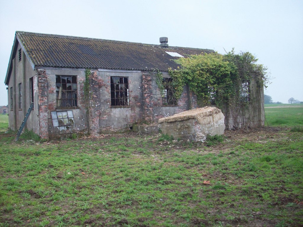 WW2Airfields's tweet photo. Stow Maries Aerodrome, Essex. Built in 1916 as WW1 airfield. 24 original buildings survive with grade II listed status. 

Come step inside a WW1 airfield... a thread 🧵 https://t.co/ZVHYcL6L3k