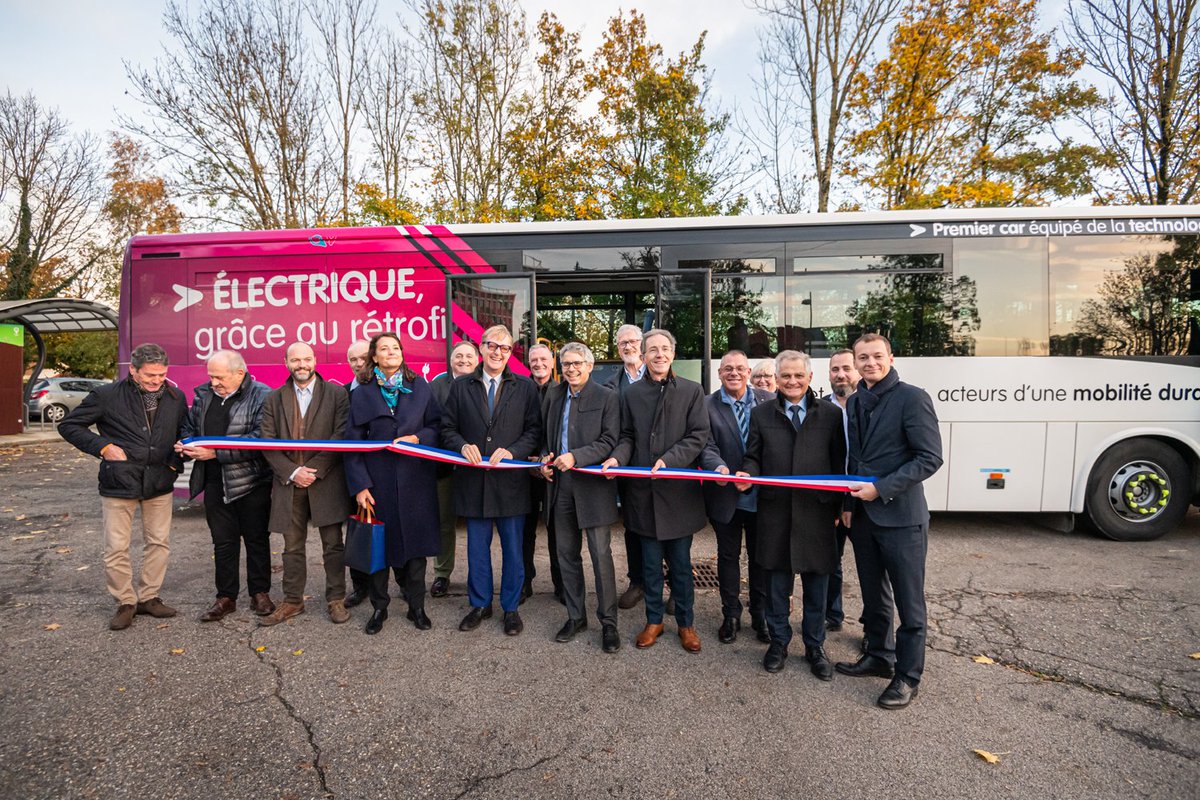 capi_agglo38's tweet photo. 1ers cars rétrofités en France et c’est ICI qu’ils roulent ! Inauguration ce jeudi 16 novembre 2023 de la circulation sur notre réseau de ces cars qui vont vivre une nouvelle vie !
ℹ️https://t.co/1rNSb19p5p
#retrofit #mobilite #CAPI2026 #iciccestcapi @groupekeolis
📸B.Gillardeau https://t.co/fsAeQ4HsBT