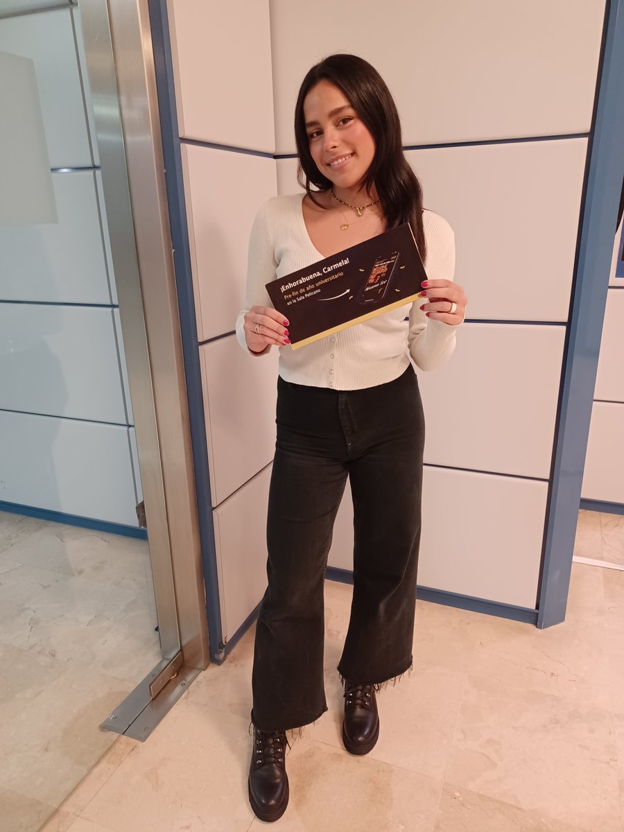La rialteña ganadora del Sorteo del Pre fin de año universitario en Sala Pelícano con su premio. ¡Enhorabuena, Carmela!