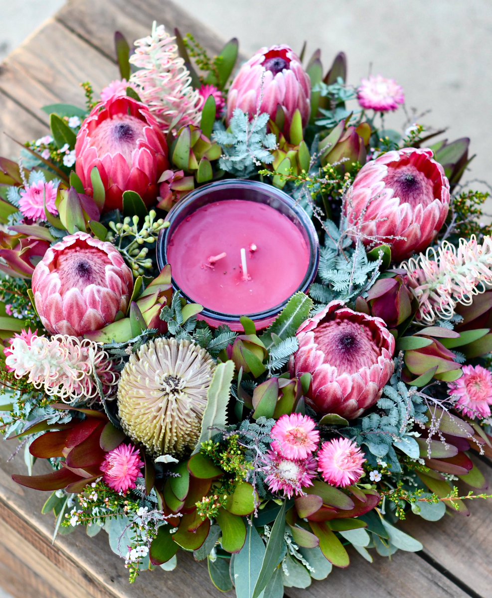 Happy Friday! Let your surroundings inspire you when it comes to decorating this holiday season. Trim your home with all things botanical, colorful, textural and mood-boosting. 🍃🌷😊🌸🌿 #fridayfeeling #inspiredbynature #holidaydecor #allthingsbotanical #protea #cagrown
