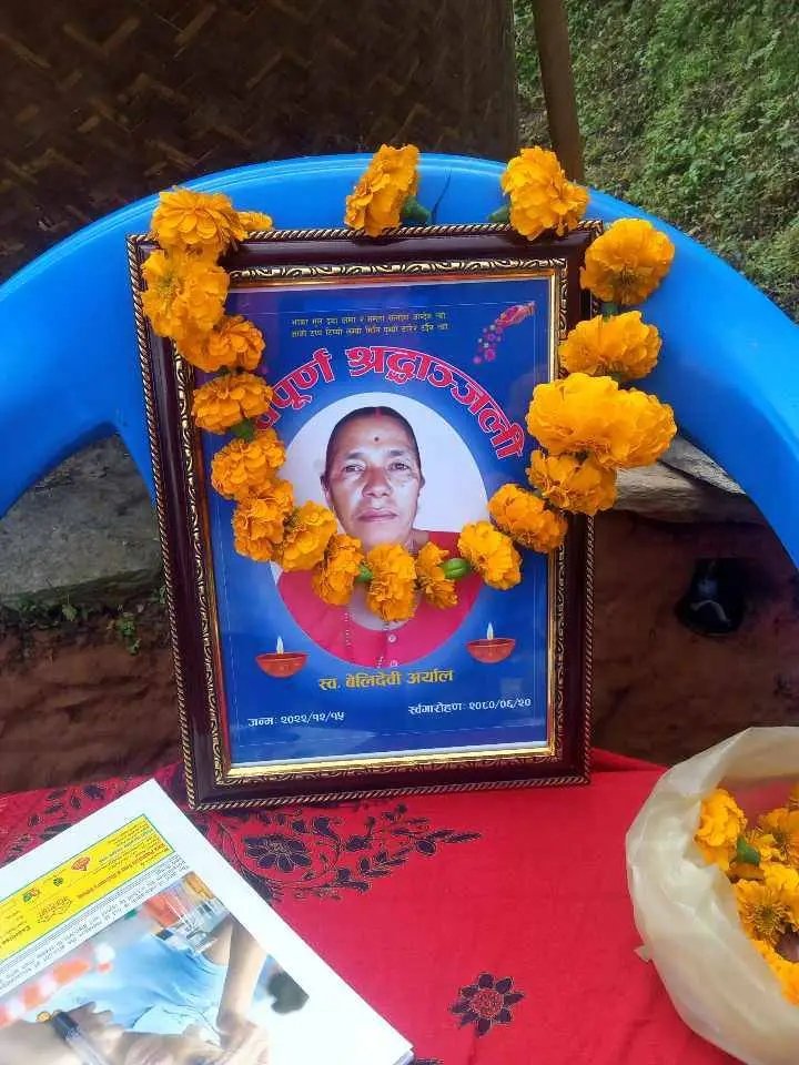 सबको घरमा रमझम भएको बेला शुन्य लाग्ने रहेछ
यस्तै रहेछ मेरो भाग्य कर्मको खेला शुन्य लाग्ने रहेछ 
अरु सबकुरा मा भरिपुर्ण भएर पनि के गर्नु र विचरा 
आमा नभएको सबै पर्व हरु र मेला शुन्य लाग्ने रहेछ
😓😓