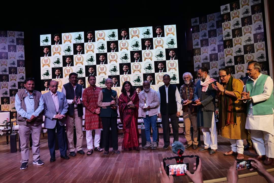 DeepaktomerRLD's tweet photo. #किसान_ट्रस्ट द्वारा आयोजित दानिश सिद्दकी फ्रीडम अवॉर्ड सम्मान सामारोह में,पुरुस्कार प्राप्तकर्ताओं श्री राम पुनियानी जी, मणिपुर को कवर करने वाली “द प्रिंट”की पत्रकार अनन्या भारद्वाज तथा फ़ोटो पत्रकार श्री अतुल लोके जी
#DSFA #DSFAward2023
#DanishSiddiquiFreedomAward
@jayantrld https://t.co/vXwBsCssMT