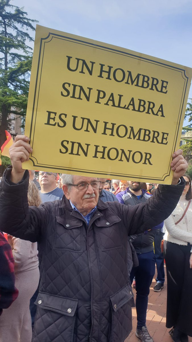 Así se expresa la gente honrada en la calle. Los que han levantado España en la dura posguerra. Los que han cotizado más de 50 y ahora ven como el Emperador hace añicos sus esfuerzos. Mi aplauso.
