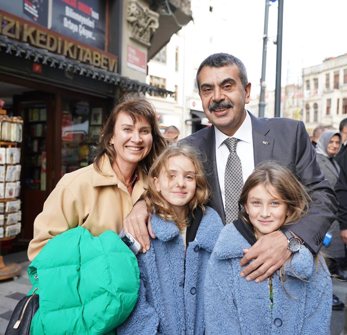 Yusuf__Tekin's tweet photo. Beyoğlu Belediye Başkanımız Sayın  @haydaraliyildiz’ı, AK Parti Genel Başkan Yardımcısı Sayın @drbetulsayan ve Sayın Müge Anlı ile birlikte ziyaret ederek eğitime dair istişarelerde bulunduk, belediyemizin çalışmaları hakkında bilgiler aldık.

Milletimizin her bir ferdinin inancı, azmi, kararlığı ve özellikle desteği ile millî eğitim davamızı daha da güçlendirme gayreti içindeyiz. Bu perspektifle yerel yönetimlerle kurduğumuz iş birliklerimizi pekiştiriyoruz.

Tüm kültürleri bağrına basan, sevgi ve hoşgörü merkezi Beyoğlu’nun dokusuna çok yakışacak bir Güzel Sanatlar Lisesi için çalışmalara başladık.