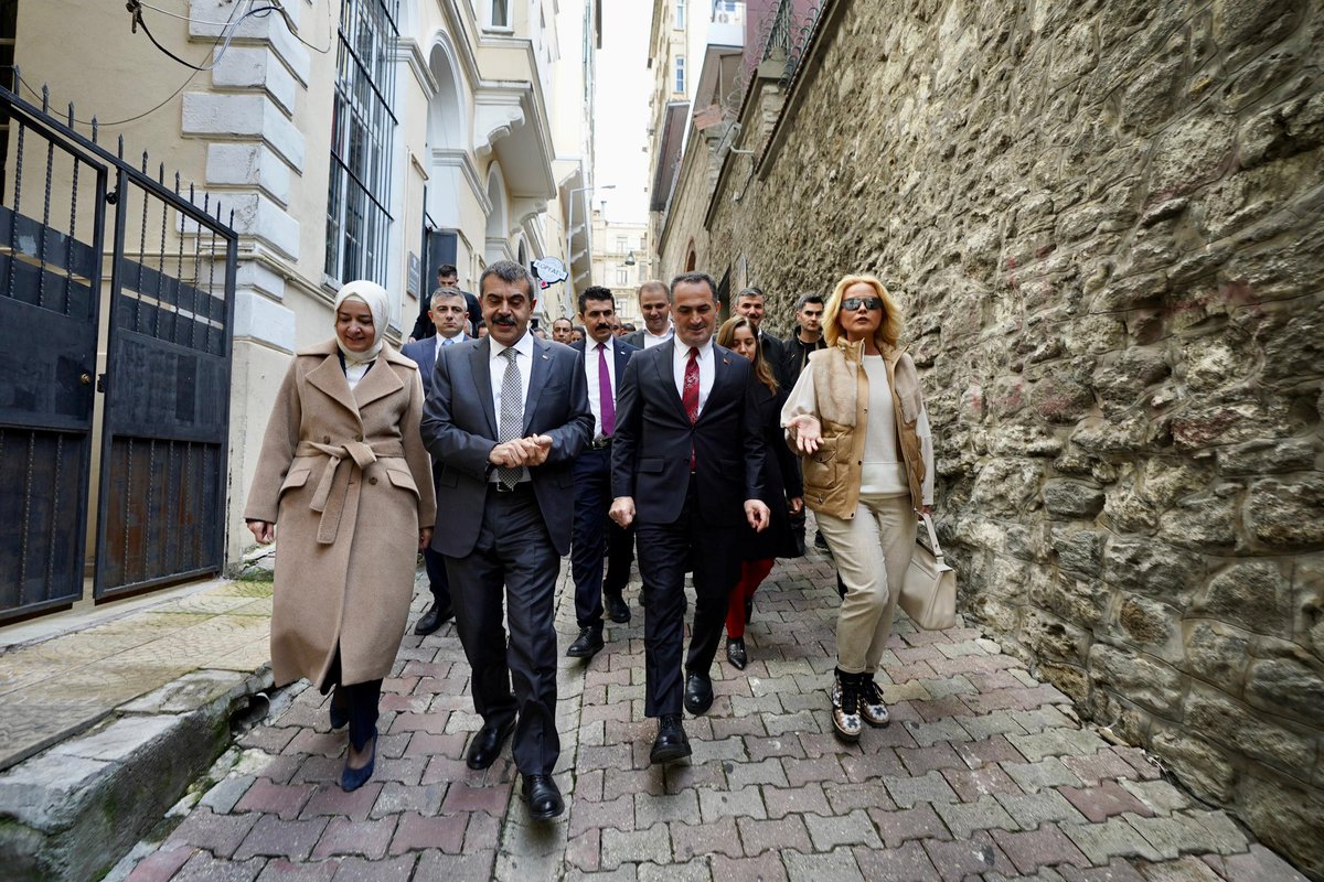 Yusuf__Tekin's tweet photo. Beyoğlu Belediye Başkanımız Sayın  @haydaraliyildiz’ı, AK Parti Genel Başkan Yardımcısı Sayın @drbetulsayan ve Sayın Müge Anlı ile birlikte ziyaret ederek eğitime dair istişarelerde bulunduk, belediyemizin çalışmaları hakkında bilgiler aldık.

Milletimizin her bir ferdinin inancı, azmi, kararlığı ve özellikle desteği ile millî eğitim davamızı daha da güçlendirme gayreti içindeyiz. Bu perspektifle yerel yönetimlerle kurduğumuz iş birliklerimizi pekiştiriyoruz.

Tüm kültürleri bağrına basan, sevgi ve hoşgörü merkezi Beyoğlu’nun dokusuna çok yakışacak bir Güzel Sanatlar Lisesi için çalışmalara başladık.