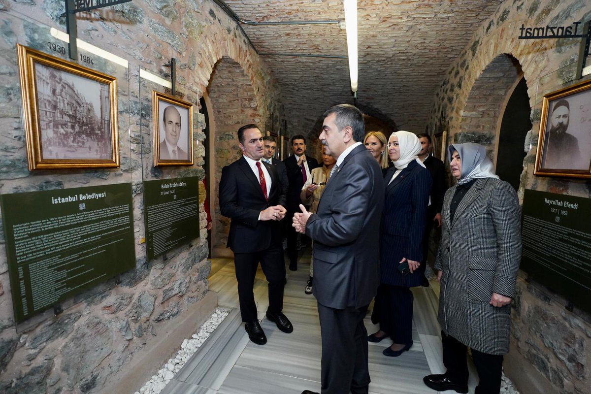 Yusuf__Tekin's tweet photo. Beyoğlu Belediye Başkanımız Sayın  @haydaraliyildiz’ı, AK Parti Genel Başkan Yardımcısı Sayın @drbetulsayan ve Sayın Müge Anlı ile birlikte ziyaret ederek eğitime dair istişarelerde bulunduk, belediyemizin çalışmaları hakkında bilgiler aldık.

Milletimizin her bir ferdinin inancı, azmi, kararlığı ve özellikle desteği ile millî eğitim davamızı daha da güçlendirme gayreti içindeyiz. Bu perspektifle yerel yönetimlerle kurduğumuz iş birliklerimizi pekiştiriyoruz.

Tüm kültürleri bağrına basan, sevgi ve hoşgörü merkezi Beyoğlu’nun dokusuna çok yakışacak bir Güzel Sanatlar Lisesi için çalışmalara başladık.