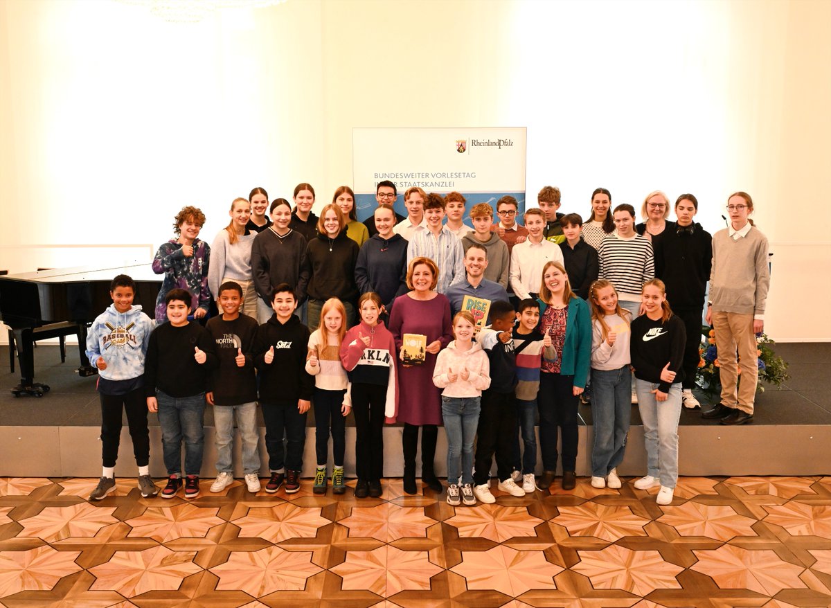 📚 💭 Vorlesen bestärkt Kinder darin, die Welt zu entdecken. Zum bundesweiten #Vorlesetag kamen auch dieses Jahr Kinder &amp; Jugendliche in die Staatskanzlei nach #Mainz. Ministerpräsidentin Malu #Dreyer &amp; Schauspieler Marc Dumitru lasen einer 5. &amp; 9. Klasse vor. #RLP @StiftungLesen