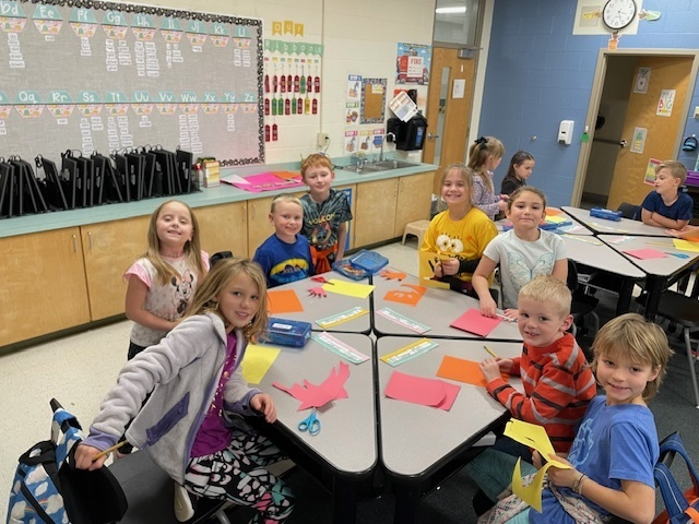 🦃📖Mrs. Spuhler's class went to visit their buddies in Miss Leon's class yesterday to celebrate Thanksgiving. They read "The Best Thanksgiving Ever" and made a turkey centerpiece for the first graders to take home.