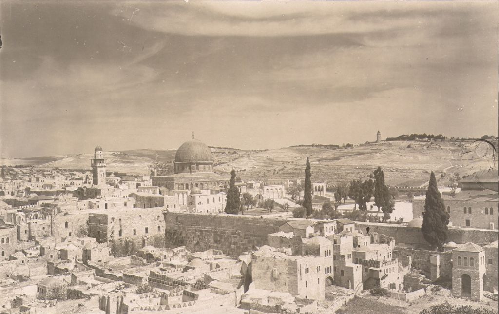 How many Arabs lived in “Palestine” before the establishment of the State of Israel 🇮🇱? A thread 🧵 with historical sources: 🔸In 1785, Constantine Francois Volney describes the 'ruined' and 'desolate' state of the country: 'We with difficulty recognized Jerusalem... The