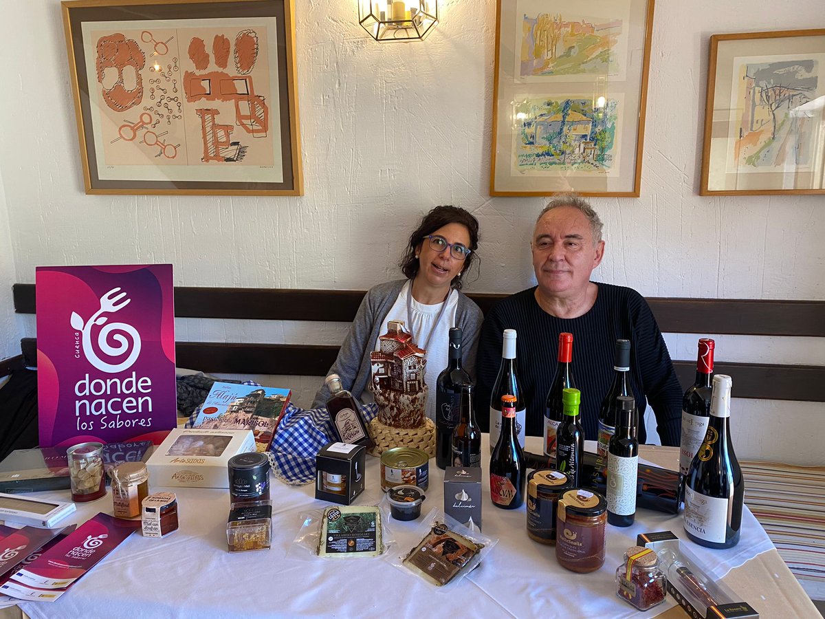 @ferranadria conoce los productos conquenses de la marca de calidad #DondeNacenLosSabores, de la Asociación Provincial de Productores Agroalimentarios de @ceoecuenca, durante su visita a #Cuenca con motivo de la Capital Española de la Gastronomía @aytocuenca