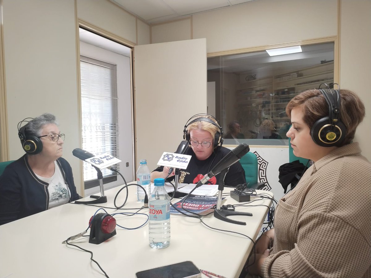 Programa de radio especial por el día del superviviente de un ser querido, en radio Ejido grabando con Lola Gómez allegada de una persona fallecida por Suicidio, Maria del Mar Martínez Concejala de discapacidad, salud mental y adicciones, y Merce Fernández, trabajadora social.