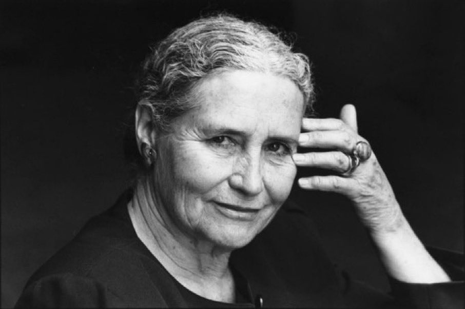 Peine01's tweet photo. »Man sollte niemals ein Buch lesen, bloß weil es auf irgendeiner Bestsellerliste steht oder weil es einem zeitgenössischen Trend entspricht. Richtiges Lesen ist Bürsten gegen den Strich.«
 - Doris Lessing - 
22. Oktober 1919 - 17. November 2013 https://t.co/9CMMYPJSyz