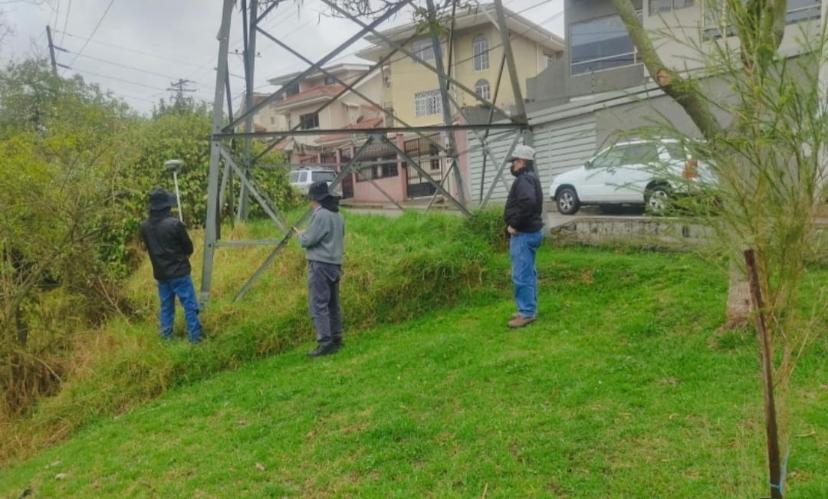 Planificacion_T's tweet photo. 👷‍♂️ Desde la Unidad de Vías se realiza  el levantamiento topográfico del predio Municipal, solicitado por la Unidad de Planes Programas y Proyectos en cumplimiento con la Propuesta 85. ✅
#CuencaDiseña 👍
#AmorPorCuenca❤️💛 https://t.co/bGR9V4YUFw