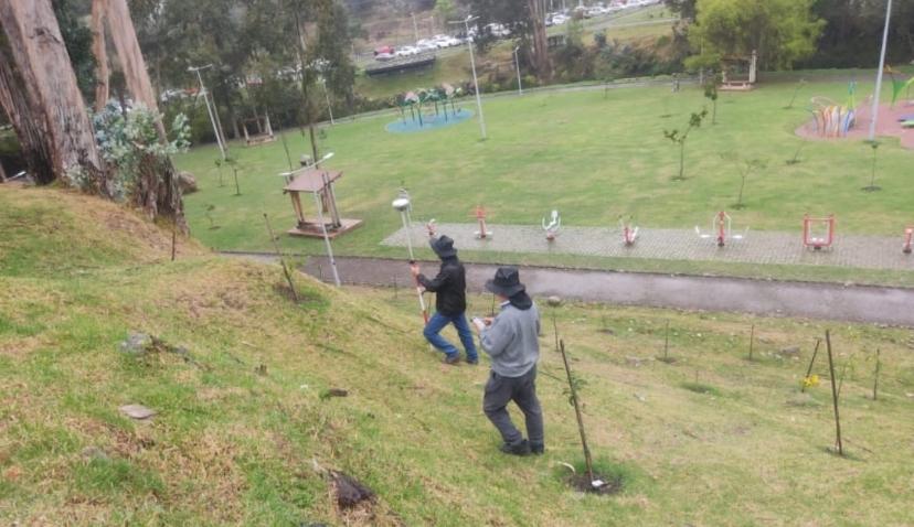 Planificacion_T's tweet photo. 👷‍♂️ Desde la Unidad de Vías se realiza  el levantamiento topográfico del predio Municipal, solicitado por la Unidad de Planes Programas y Proyectos en cumplimiento con la Propuesta 85. ✅
#CuencaDiseña 👍
#AmorPorCuenca❤️💛 https://t.co/bGR9V4YUFw