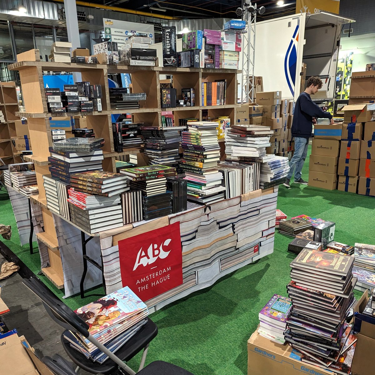 ABCBooksNL's tweet photo. @dutchcomiccon Seriously, it's hard to overstate just how many books are involved in a weekend like this. #ABCintheWild #ABCatDCC https://t.co/eFSmOrf7oc